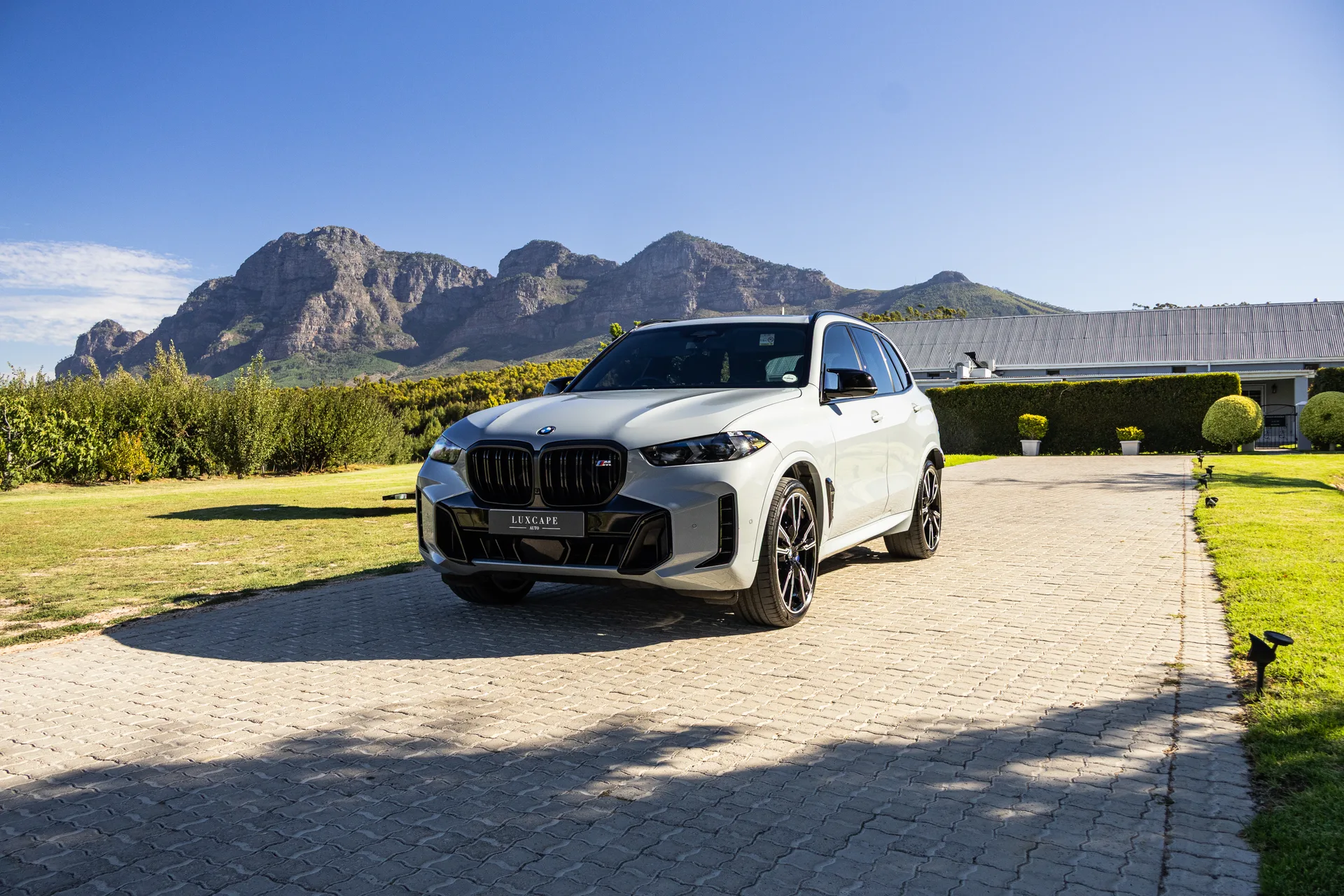 BMW  X5 M60i